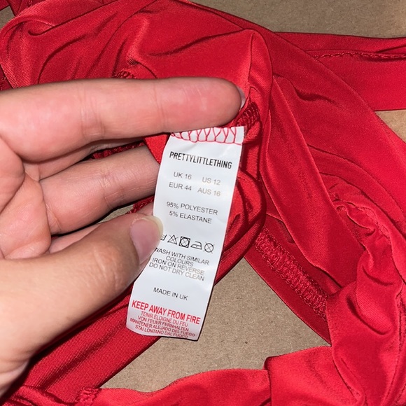 PRETTYLITTLETHING Red Slinky Tie Detail Bandeau Top - Picture 4 of 4